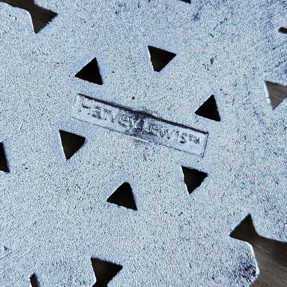 💜Harvey Lewis 2015 Blue Snowflake w/Swarovski Crystal Embellishments - Picture 4 of 5